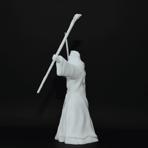 Figurină 3D Gandalf de pictat, realizată cu detalii fine și expresie impunătoare. Include toiag, pelerină și mâini detașabile pentru personalizare