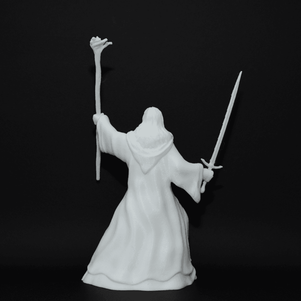 Figurină 3D Gandalf de pictat, realizată cu detalii fine și expresie impunătoare. Include toiag, pelerină și mâini detașabile pentru personalizare