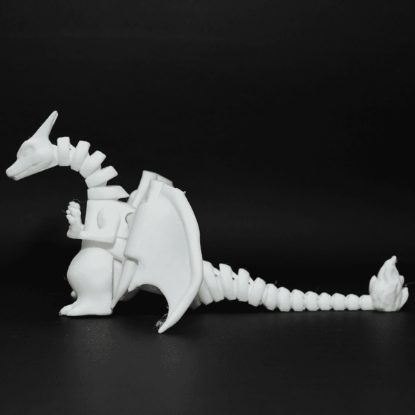 Figurină 3D Charizard articulată, cu aripi, coadă și picioare mobile. Fabricată din material eco-friendly, ideală pentru colecționari, fanii Pokémon și activități creative