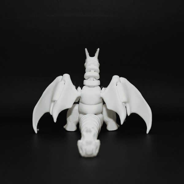 Figurină 3D Charizard articulată, cu aripi, coadă și picioare mobile. Fabricată din material eco-friendly, ideală pentru colecționari, fanii Pokémon și activități creative