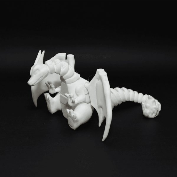 Figurină 3D Charizard articulată, cu aripi, coadă și picioare mobile. Fabricată din material eco-friendly, ideală pentru colecționari, fanii Pokémon și activități creative