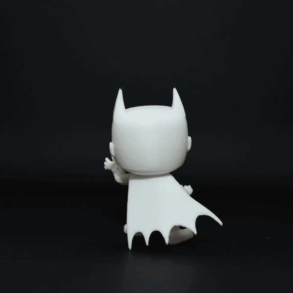 Figurină 3D Batman de pictat, stil Funko Pop, cu detalii emblematice ale supereroului DC. Realizată din material eco-friendly, ideală pentru colecționari și fanii picturii.