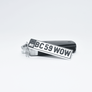 Breloc auto personalizat cu număr de înmatriculare, realizat din material durabil și eco-friendly. Ideal pentru chei, cadou auto sau accesorii personalizate.