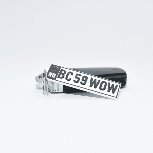 Breloc auto personalizat cu număr de înmatriculare, realizat din material durabil și eco-friendly. Ideal pentru chei, cadou auto sau accesorii personalizate.