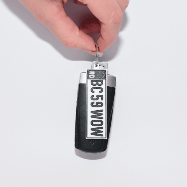 Breloc auto personalizat cu număr de înmatriculare, realizat din material durabil și eco-friendly. Ideal pentru chei, cadou auto sau accesorii personalizate.