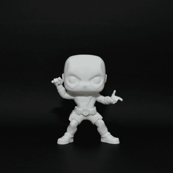 Figurină 3D Deadpool de pictat, stil Funko Pop, cu mască distinctivă și detalii emblematice. Realizată din material eco-friendly, ideală pentru colecționari și fanii Marvel.