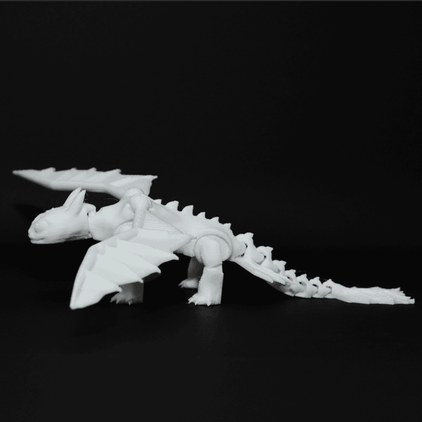 Figurină 3D Dragon Night Fury de pictat, cu articulații mobile la cap, picioare, coadă și aripi detașabile. Fabricată din material eco-friendly, ideală pentru joacă, decor și colecționari.