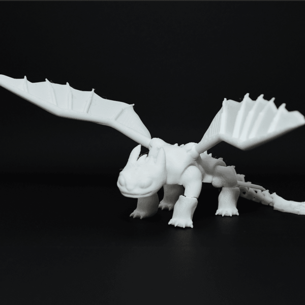 Figurină 3D Dragon Night Fury de pictat, cu articulații mobile la cap, picioare, coadă și aripi detașabile. Fabricată din material eco-friendly, ideală pentru joacă, decor și colecționari.