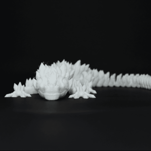 Figurină 3D Dragonul Serpentins de pictat, cu corp articulat și detalii elegante. Fabricată din material eco-friendly, ideală pentru joacă, creativitate și colecționari pasionați de fantezie.