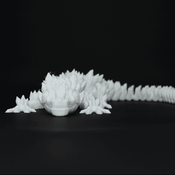 Figurină 3D Dragonul Serpentins de pictat, cu corp articulat și detalii elegante. Fabricată din material eco-friendly, ideală pentru joacă, creativitate și colecționari pasionați de fantezie.