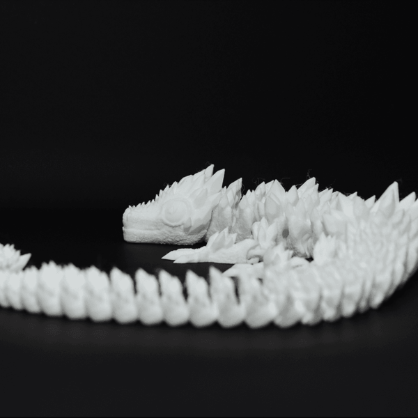 Figurină 3D Dragonul Serpentins de pictat, cu corp articulat și detalii elegante. Fabricată din material eco-friendly, ideală pentru joacă, creativitate și colecționari pasionați de fantezie.