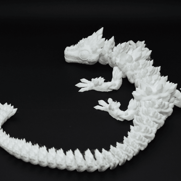 Figurină 3D Dragonul Serpentins de pictat, cu corp articulat și detalii elegante. Fabricată din material eco-friendly, ideală pentru joacă, creativitate și colecționari pasionați de fantezie.