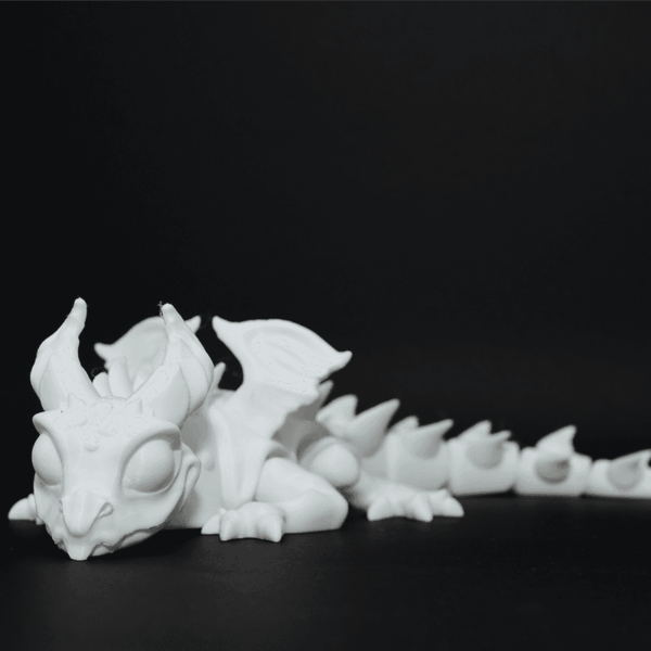 Figurină 3D Dragonița Saphira de pictat, cu articulații mobile la aripi, cap, coadă și membre. Realizată din material eco-friendly, perfectă pentru joacă, decor și colecționari.