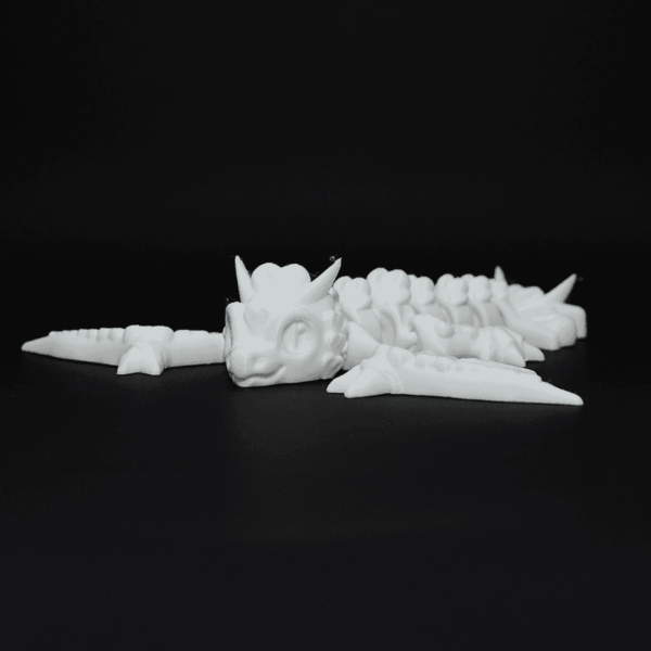Figurină 3D Dragonita Fluffy de pictat, cu articulații mobile la cap, picioare, coadă și aripi. Fabricată din material eco-friendly, ideală pentru joacă, decor și colecționari pasionați de fantezie.