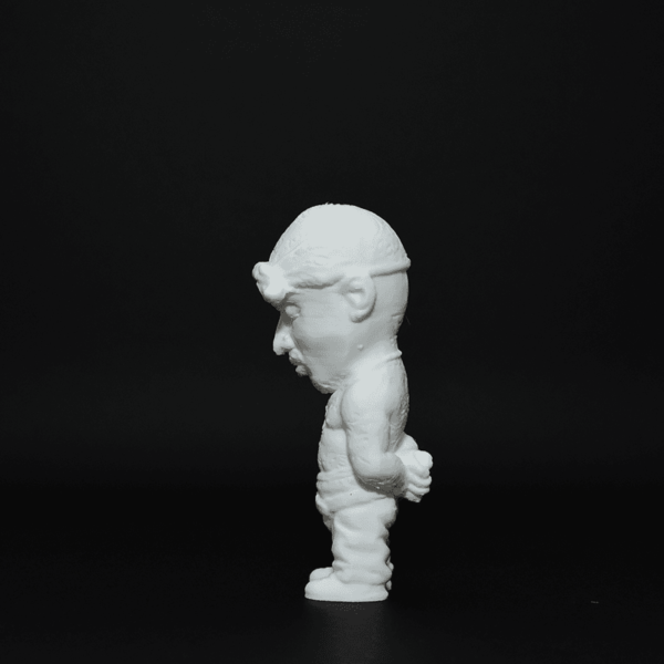 Figurină 3D 2Pac de pictat, cu detalii realiste inspirate din cultura hip-hop. Fabricată din material eco-friendly, ideală pentru colecționari, pasionații de rap și artă urbană