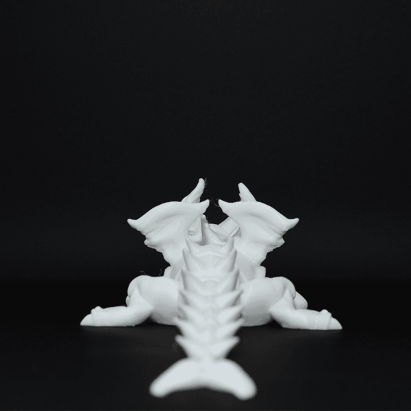 Figurină 3D Dragonița Saphira de pictat, cu articulații mobile la aripi, cap, coadă și membre. Realizată din material eco-friendly, perfectă pentru joacă, decor și colecționari.