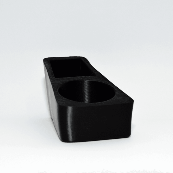Suport 3D pentru pahare și obiecte mici, compatibil BMW E90/E91, montabil în fața cotierei fără eliminarea scrumierei. Design funcțional, fabricat din material eco-friendly.